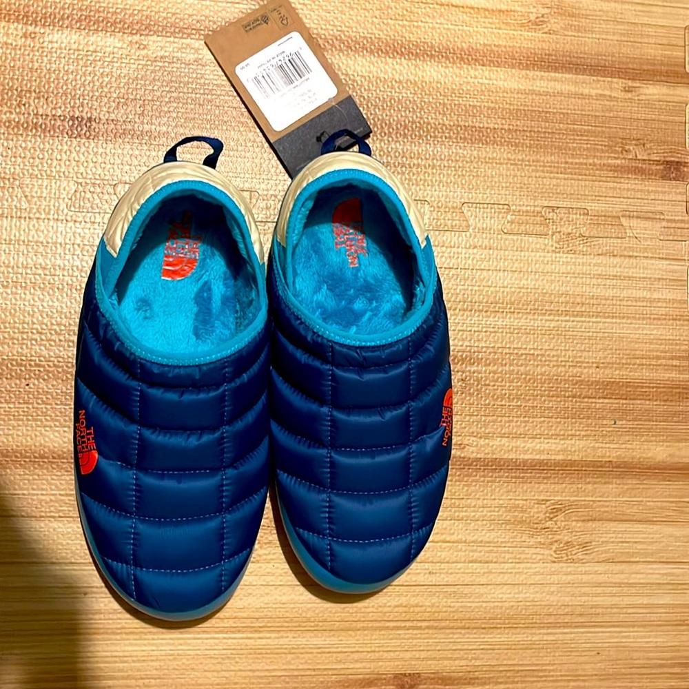Men’s size 9 north face  slippers new